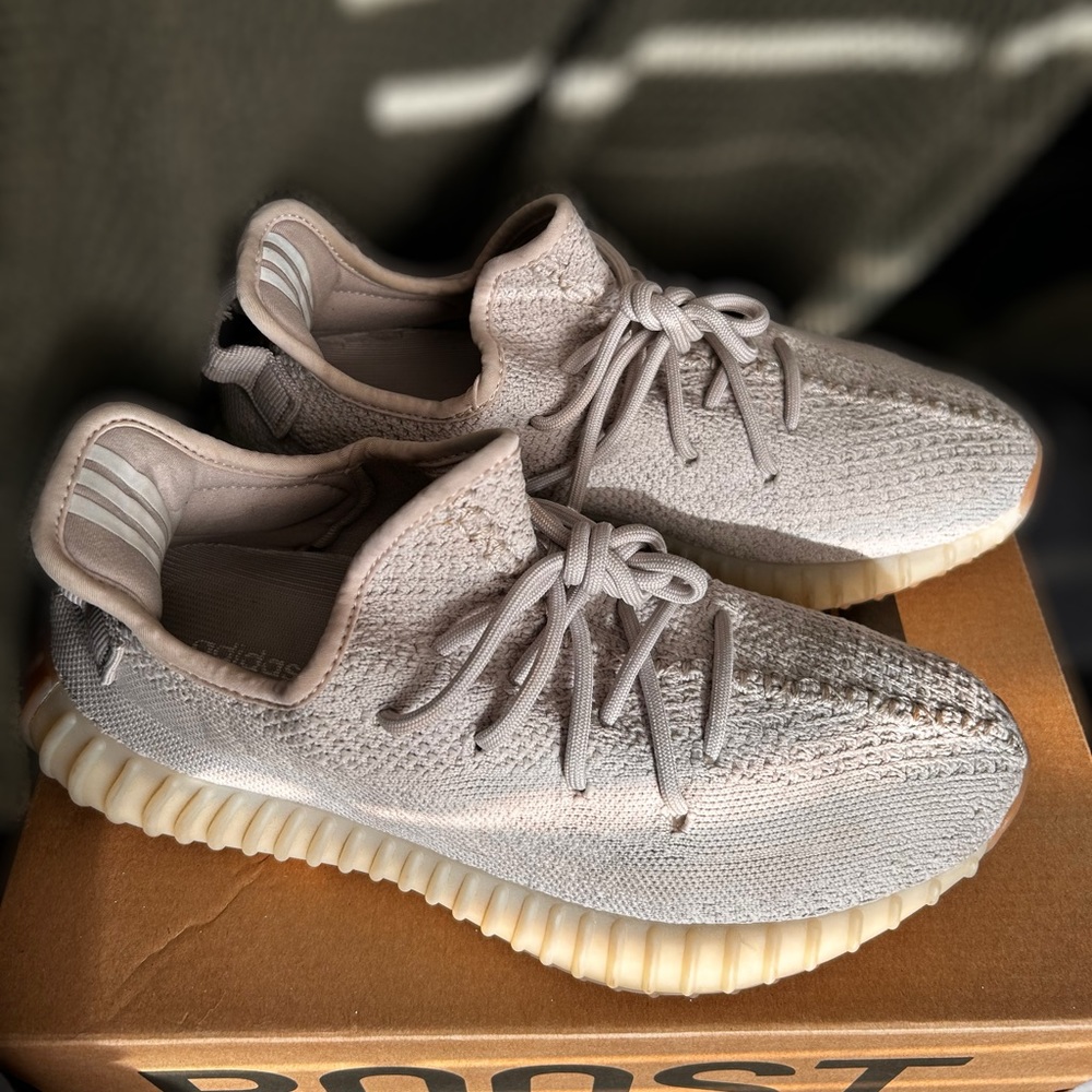 Yezzy Sesame size 7 1/2 men’s 🥯good condition with box good condition as well